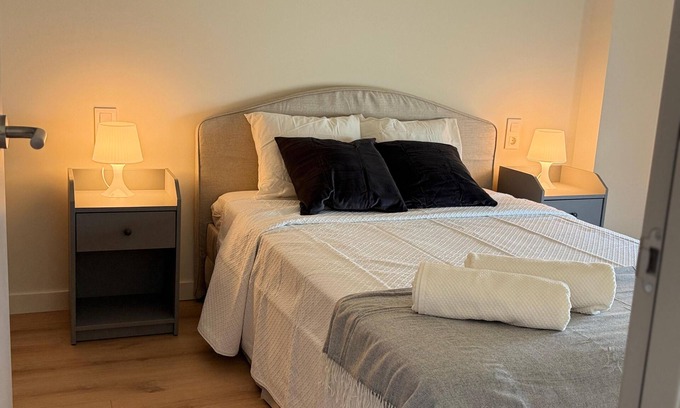 La Latina Apartment | Modern New Perfect New enjoy Madrid Free airport transfer.