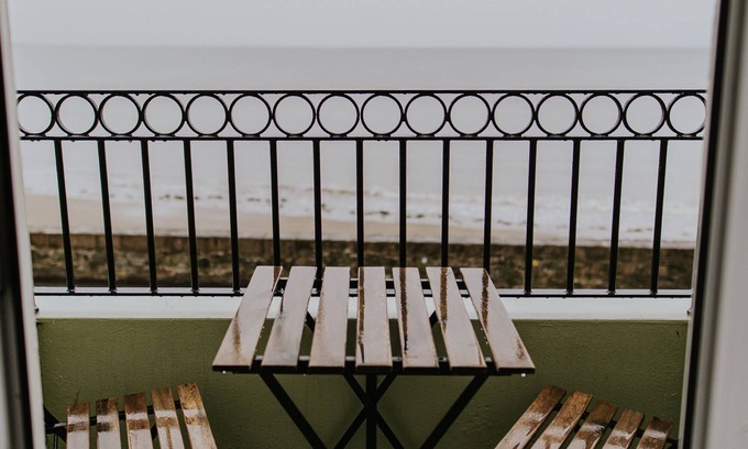 Newcastle Apartment | Modern, newly refurbished apartment with fabulous sea view!