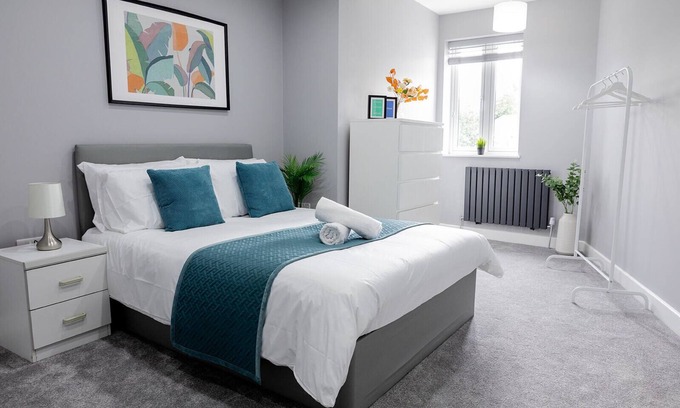 Erdington House | Modern, Newly Renovated 6-Bedroom Home