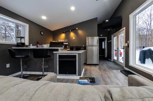 Nimitz Apartment | Modern Nimitz Cabin on 19 Acres with Fireplace and WiFi
