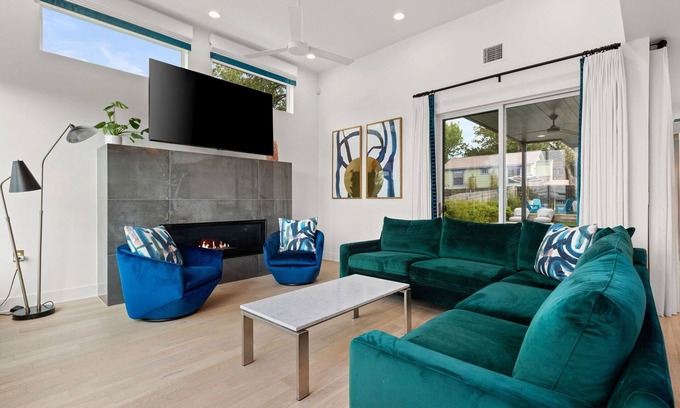 Blackshear-Prospect Hill House | Modern Oasis in East ATX, Sleeps 8, Parking, Pooln