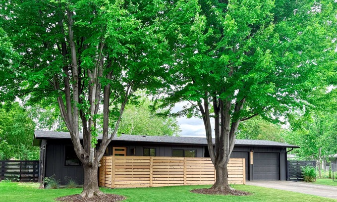 Milton-Freewater House | Modern on the Rocks (with Outdoor Shower!) - In the Heart of Wine Country