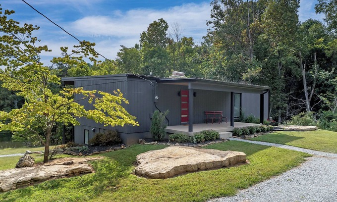 Coxs Creek House | Modern, private 3 bedroom 3 bath retreat in the heart of bourbon country.