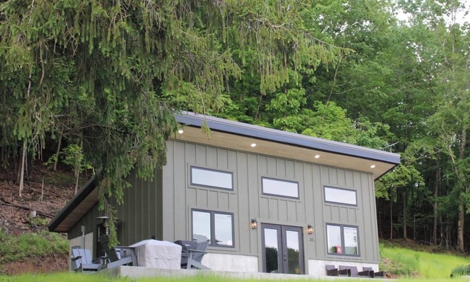 Marlinton Ski Chalet | Modern + Private Cabin in Marlinton, WiFi, single level, trail side! New 2025