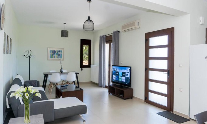 Pitharion Apartment | Modern & Quiet on the Hill