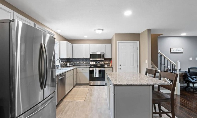 Mission House | Modern Retreat in Overland Park/Mission: Fully Updated Home with Spacious Yard, Perfect for Extended Stays in Kansas City