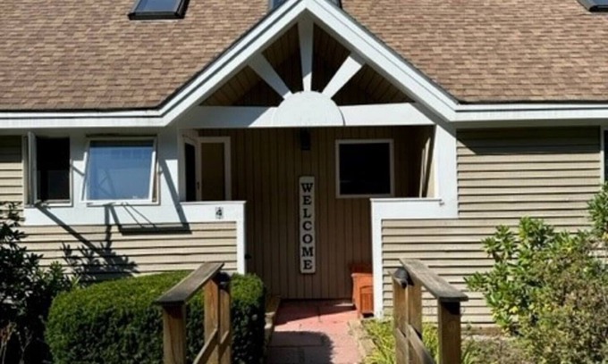 Thornton Condo | Modern Rustic townhouse close to everything NH! Work and play year round.