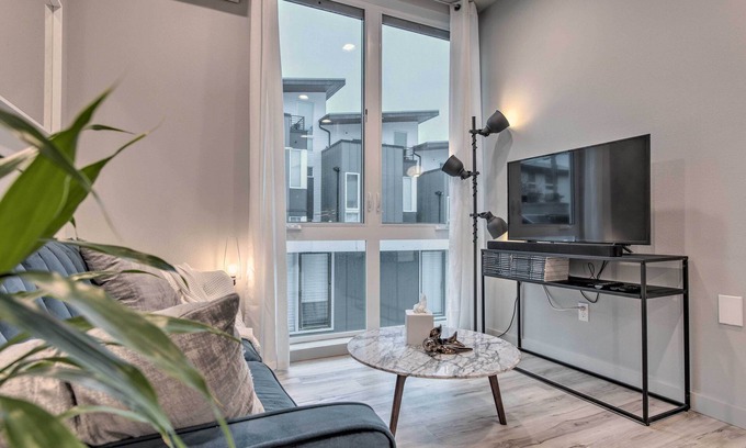 Fairmount Park House | Modern Seattle Townhome, 5 Mi to Pike Place!