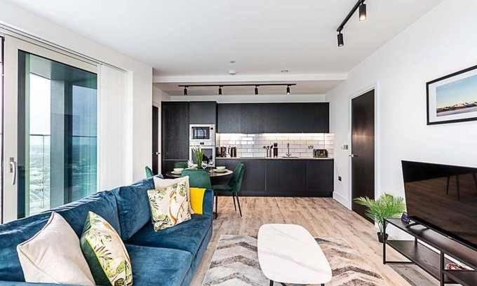 East Acton Apartment | Modern Sky-High Flat In North Acton