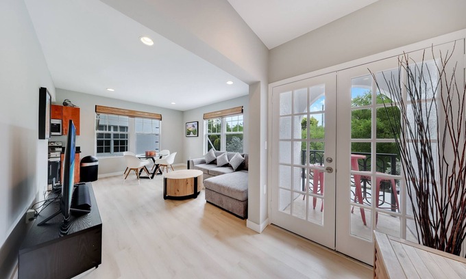 South Pointe Condo | Modern SoBe Gem! Balcony, Pool, Walk to Beach, BBQ, Fast Wi-Fi, Near Hotspots