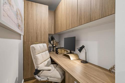South Brisbane Apartment | Modern South Bank Apt Walk to Dining & Museums