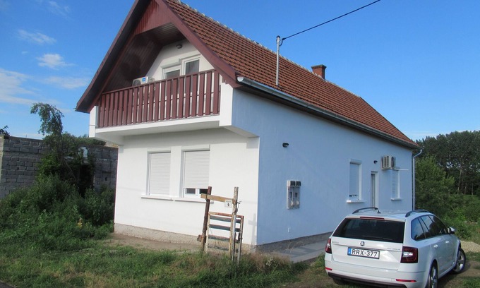 Bodrogkeresztur House | Modern, Spacious Home 2 mins from "R' Shayele"
