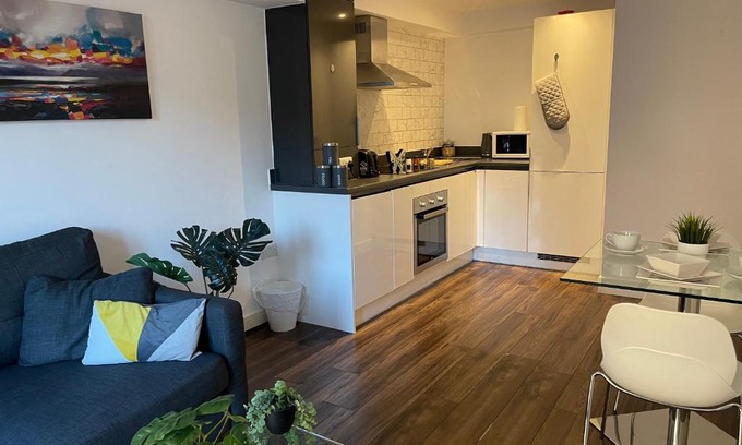 Bordesley Apartment | Modern Spacious 1 Bed Flat In Birmingham City Centre With Free Parking, Fast Free WiFi And Netflix