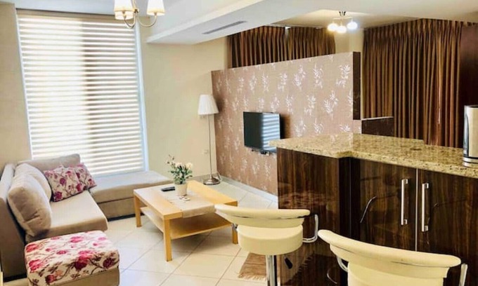 Al Swaifyeh Apartment | Modern studio 13 mins away to downtown - few steps to great food, cafes, shops