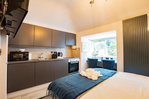 Sutton Cross Apartment | Modern Studio by the Marina