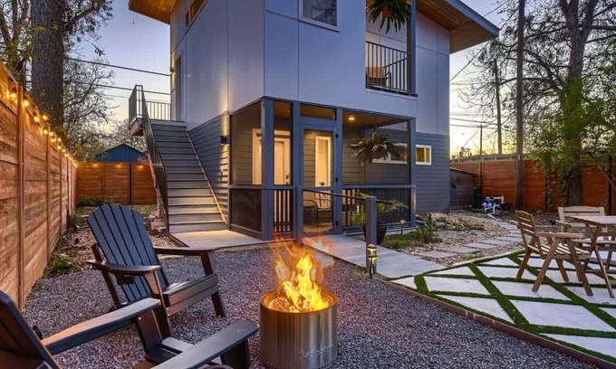 Holly House | Modern Studio in Walkable Holly District