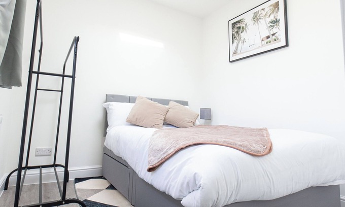 Basildon Apartment | Modern Studio w/private Kitchen, Bathroom & Garden