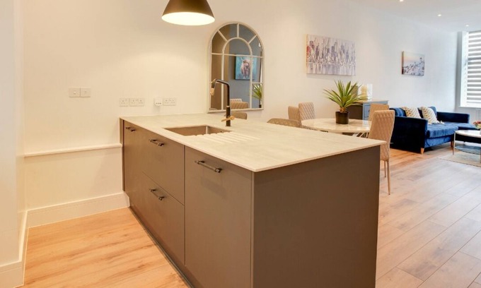 Westcliff-on-Sea Apartment | Modern & Stylish 1BR City Centre Nr Cliffs Pavillion by Luxiety Stays