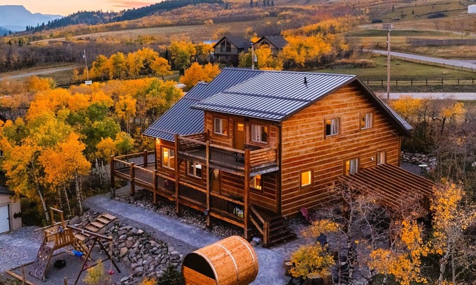 Beaver Mines Cabin | Modern Timber- Hot tub, sauna, theatre, climb wall