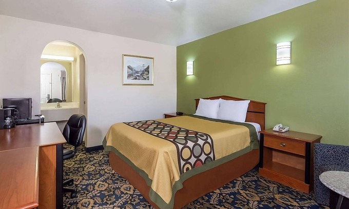 Austin Ave. Hotel | Modern Unit in Knights Inn Franklin Ave Waco, Parking,