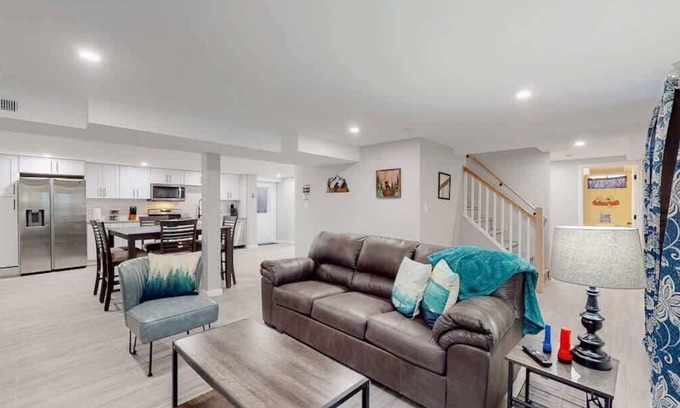 Southeast House | Modern & Updated Unit in Prime Location