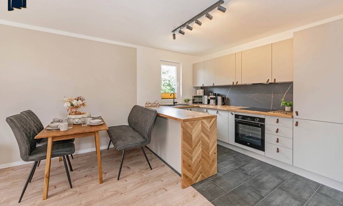Koelpinsee Apartment | Modern vacation apartment close to the beach & family-friendly with balcony, including local