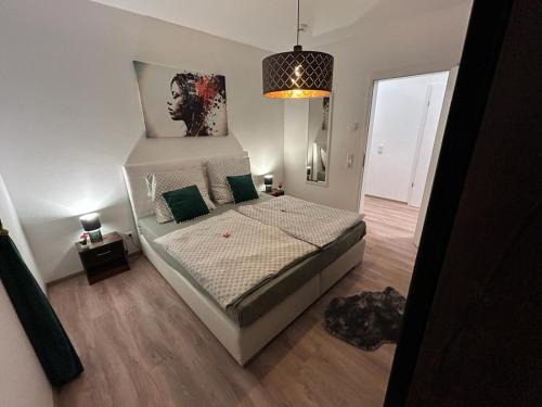 Schiffdorferdamm Apartment | Moderne Ferienwohnung Green Forest mit Infrarotsauna, Balkon und Stellplatz