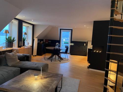 Alesund Apartment | Moderne leilighet med stor terrasse i sentrum