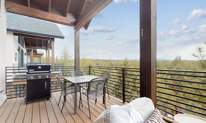 Southern Crossing House | Modernist Mountain View Retreat in Old Mill! Hot Tub! Pool Table!