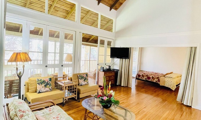 Maunaloa Condo | Molokai HideAway Hut: Snooze by seals + Wake to songbirds ~200 yds to the Ocean!