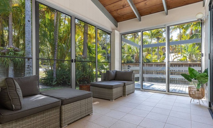 Elizabeth Beach House | Montezuma - flat walk to Elizabeth Beach + Air Con