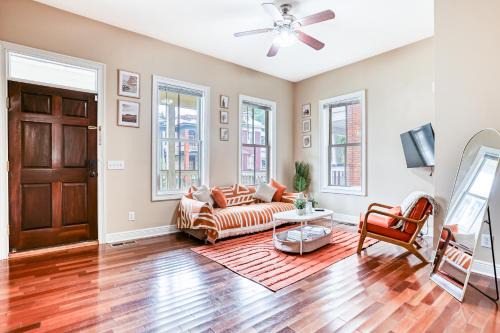 Metropolitan Apartment | Monthly Stays! - Big Yard, BBQ - Near DT, Starland & River St - Parking