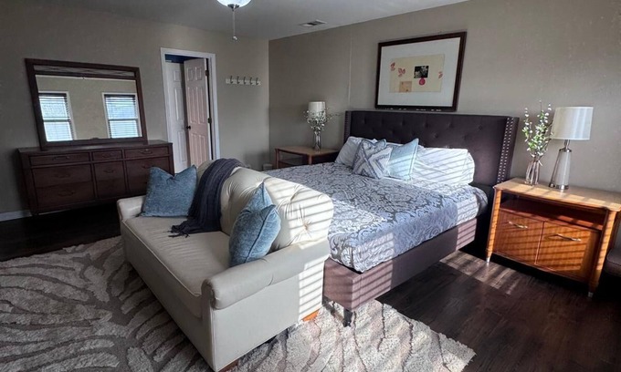 Cordova House | MONTHLY STAYS-Phenomenal 4 Bedrooms + Extra Space Beds in Cordova