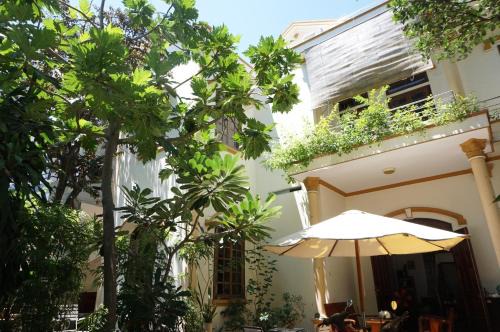 Tran Phu Beach Apartment | Moon house tropical garden - West side
