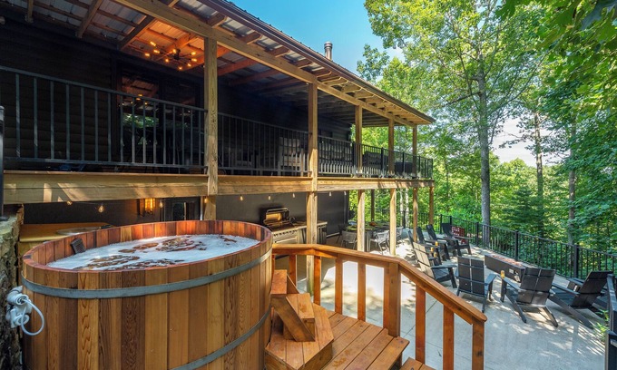 Horse Shoe House | Moonlight Mountain Manor w Medicinal Cedar Hot Tub + Game Room + Yoga Studio