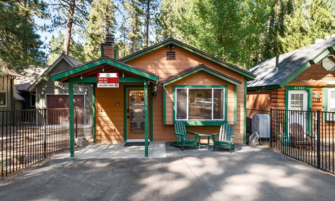 Big Bear Lake Cabin | Moonridge Pines Cabin +Fireplace + 5 min to Summit