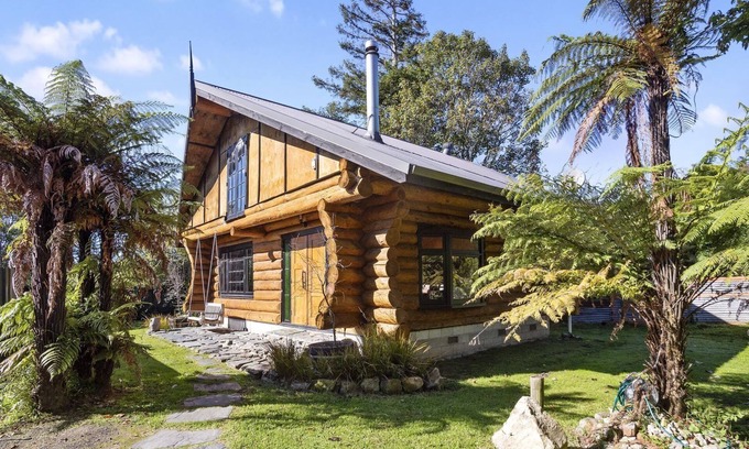 Waihi Cabin | Moose's Log Cabin, Shanty and Shack