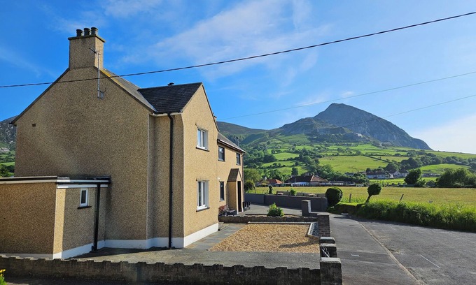 Trefor House | MOR A MYNYDD, pet friendly, character holiday cottage in Trefor
