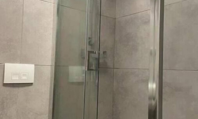 Ladywell Apartment | Morden flat close to DLR station with free parking