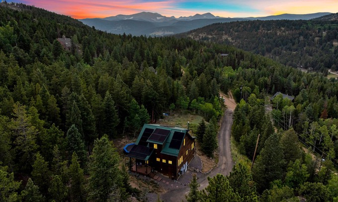 Nederland Cabin | Moss Rocks Tranquil Mtn Retreat~AC~Ev charger~pwr wall~firepit~cornhole~foosball