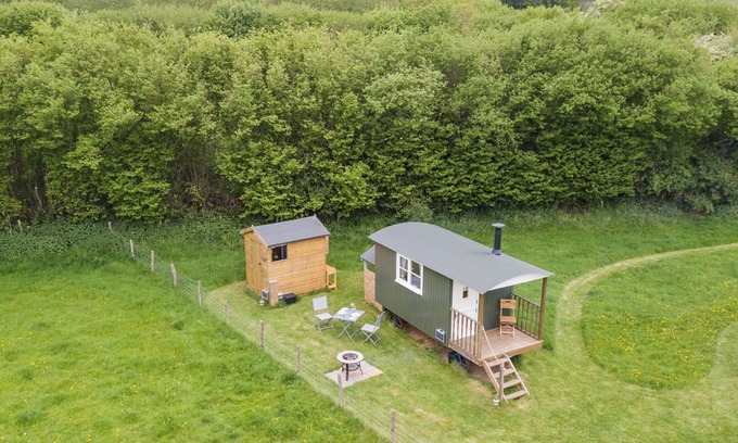 Ashford Cabin | Moss Shepherd's Hut by Bloom Stays - sleeps 2 in eco shepherds hut