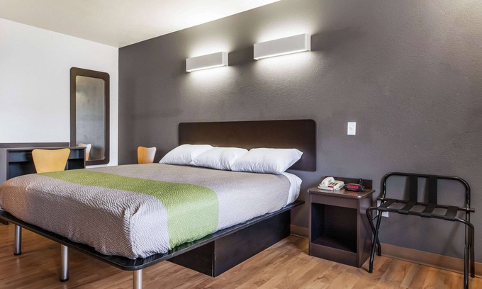 Alexandria Hotel | Motel 6 Alexandria, LA - South