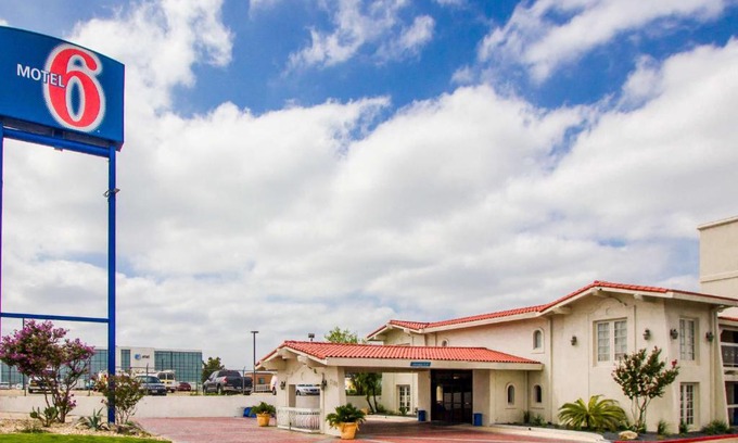St. Johns Hotel | Motel 6-Austin, TX - Midtown