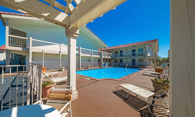 Farmers Branch Hotel | Motel 6 Dallas, TX - Farmers Branch