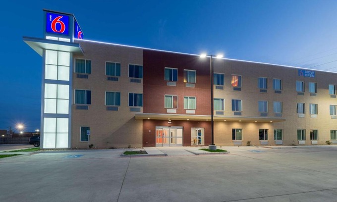 Fossil Creek Hotel | Motel 6 Fort Worth, TX - North - Saginaw