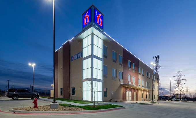 Fossil Creek Hotel | Motel 6 Fort Worth, TX - North - Saginaw