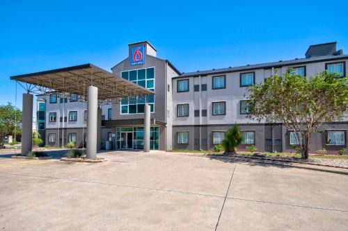 Harlingen Hotel | Motel 6-Harlingen, TX