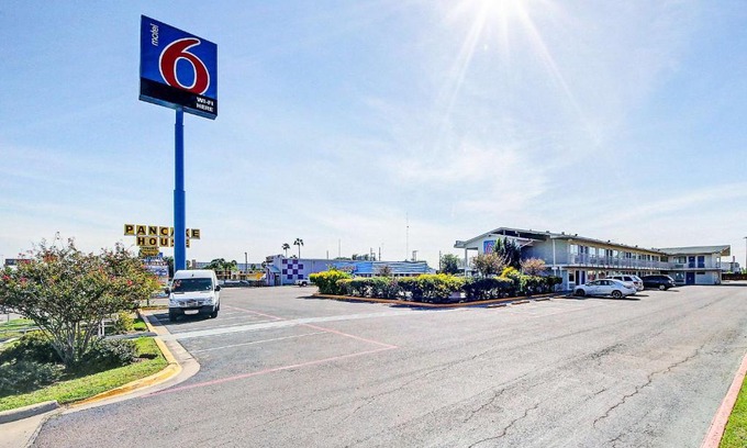 Bonanza Hotel | Motel 6-Laredo, TX - South