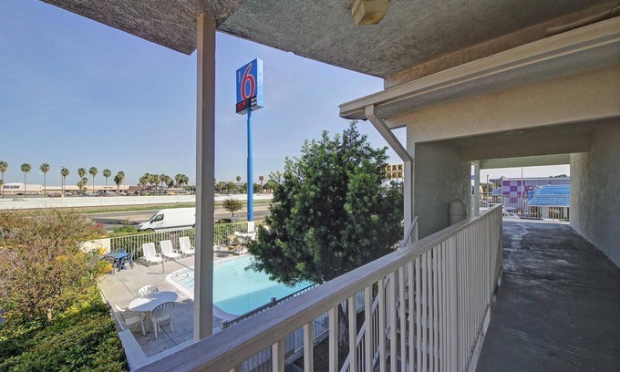 Bonanza Hotel | Motel 6 Laredo, TX - South