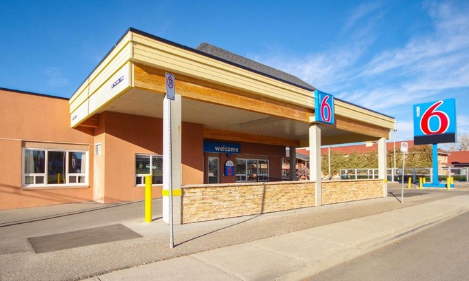 South Lethbridge Hotel | Motel 6-Lethbridge, AB